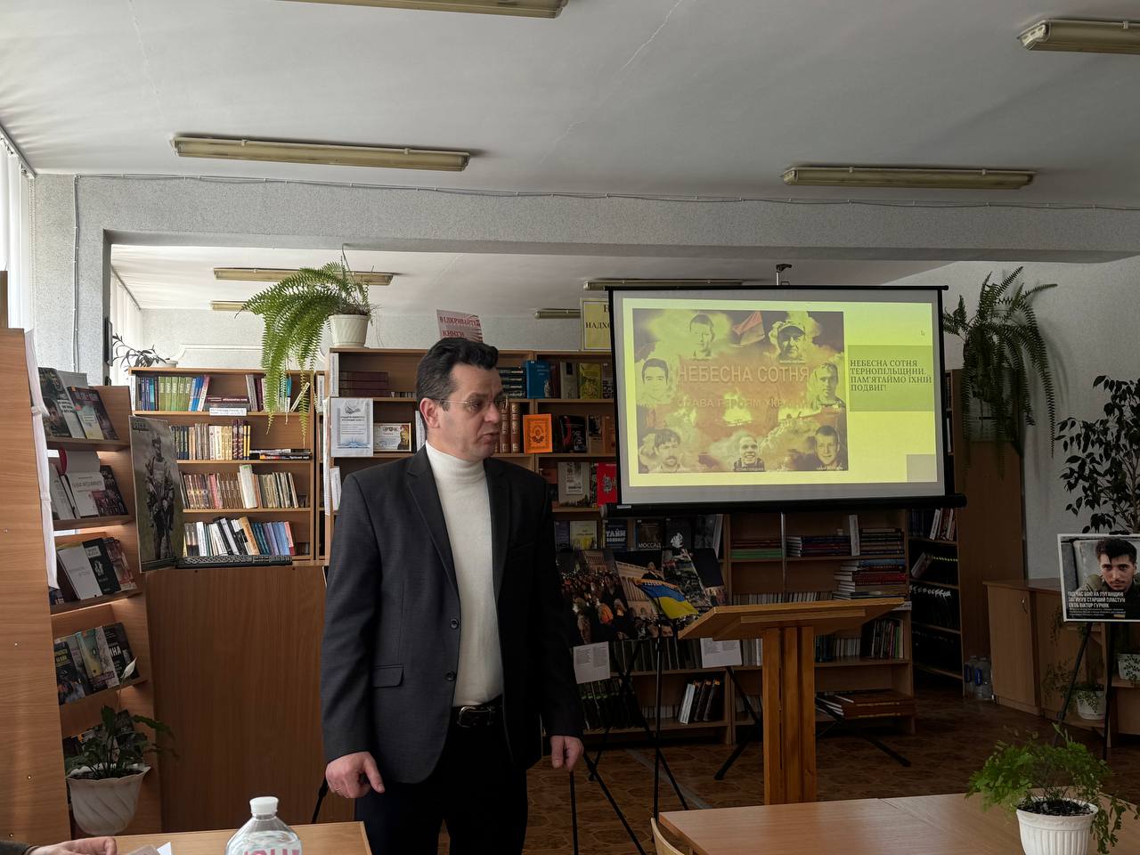 Volodymyr Kitsak, kandydat istorychnykh nauk, dekan istorychnoho fakultetu TNPU pid chas vystupu